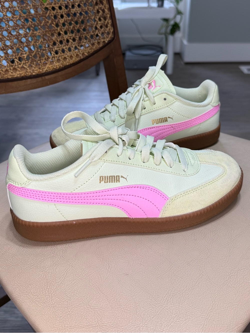 Puma Womenโs size 7 Green & Pink Sneakers